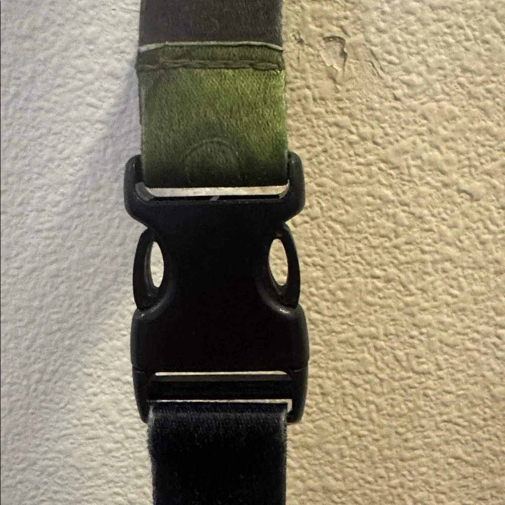 Vintage Star Wars Yoda lanyard. Great used condition. Squeeze clip separator.